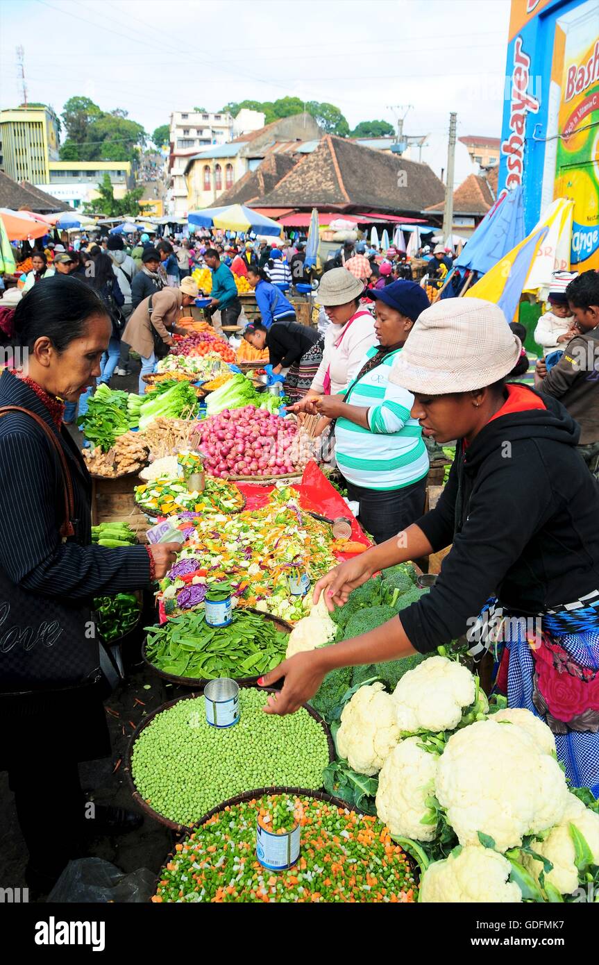 La vendita del fornitore di piselli sgranati al mercato Analakely, Antananarivo, Madagascar Foto Stock