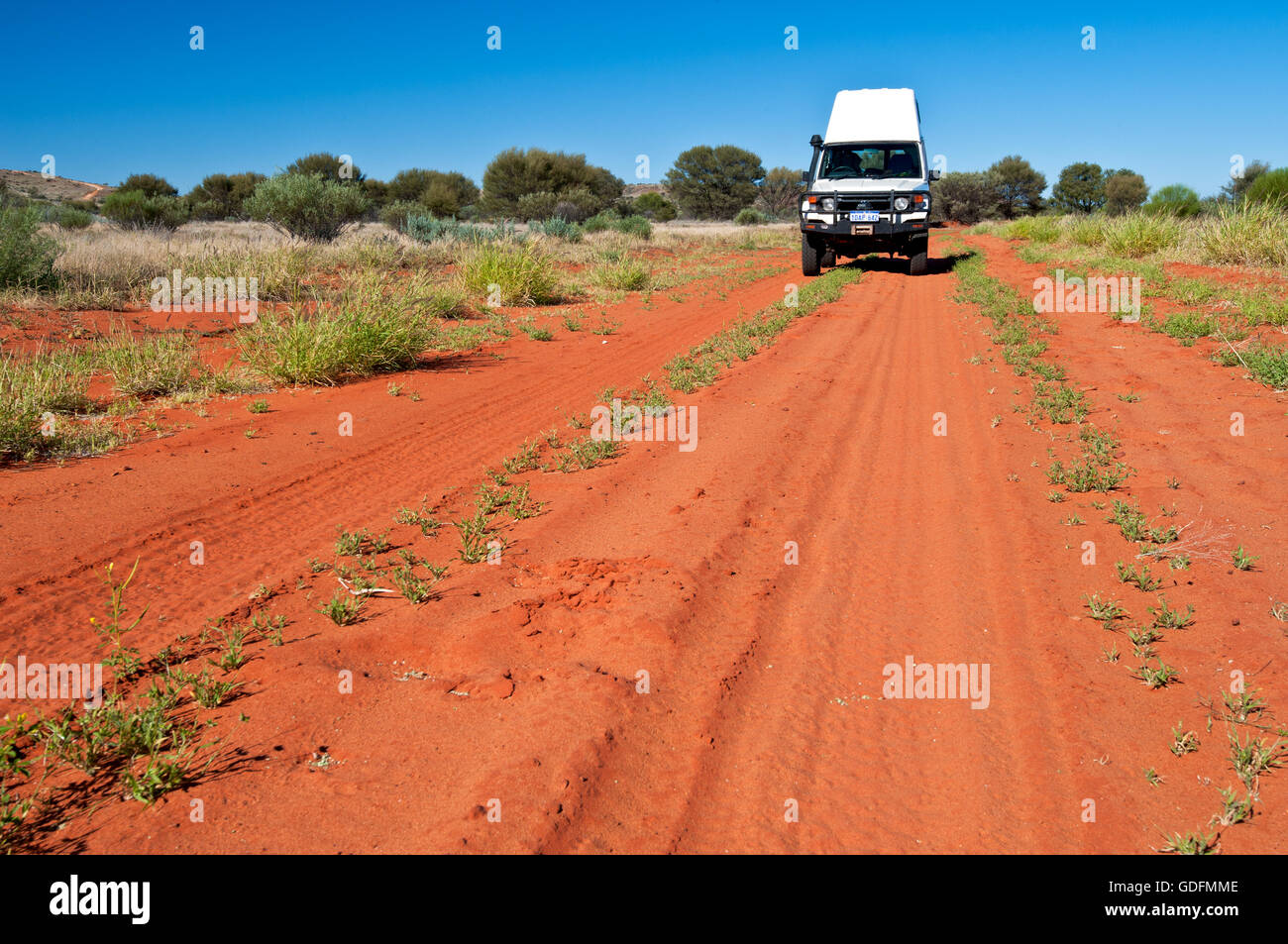Tipico del deserto australiano via nel Red Centre. Foto Stock
