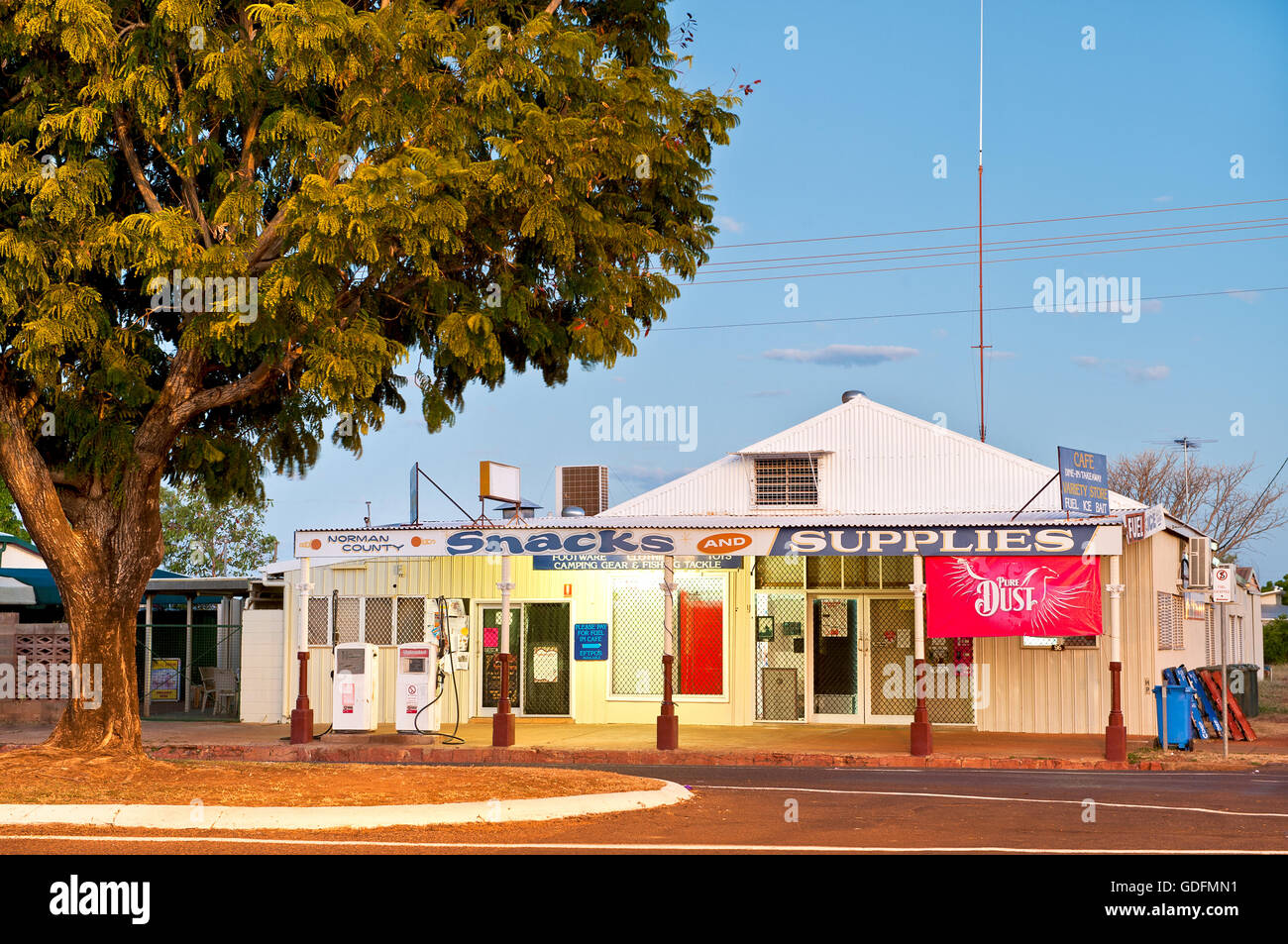Varietà Store nell'outback città di Normanton. Foto Stock