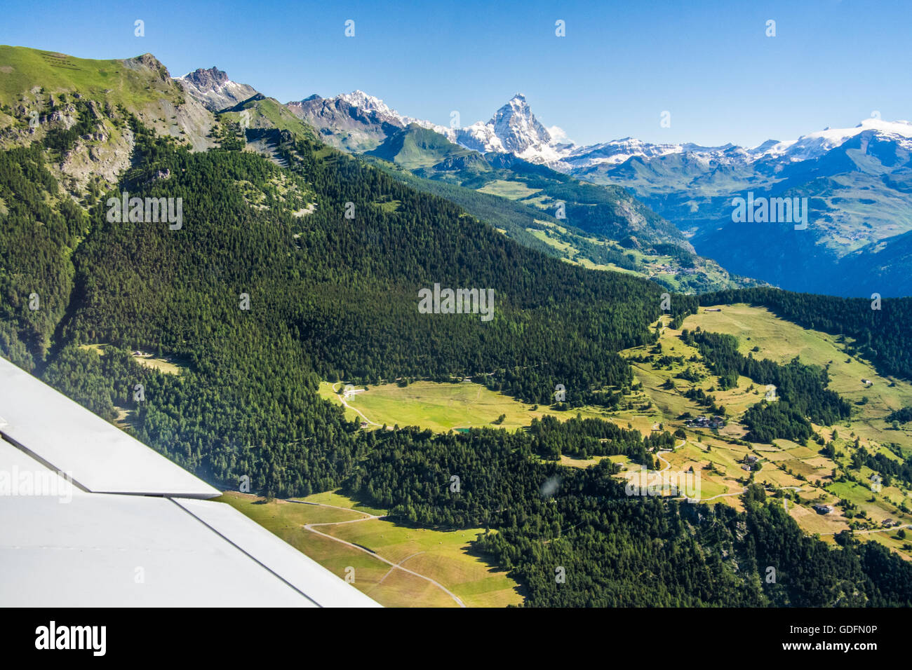 Luce di volo degli aeromobili in Valle d'Aosta, mostrando il Cervino mountain (aka il Cervino in Svizzera), Italia. Foto Stock