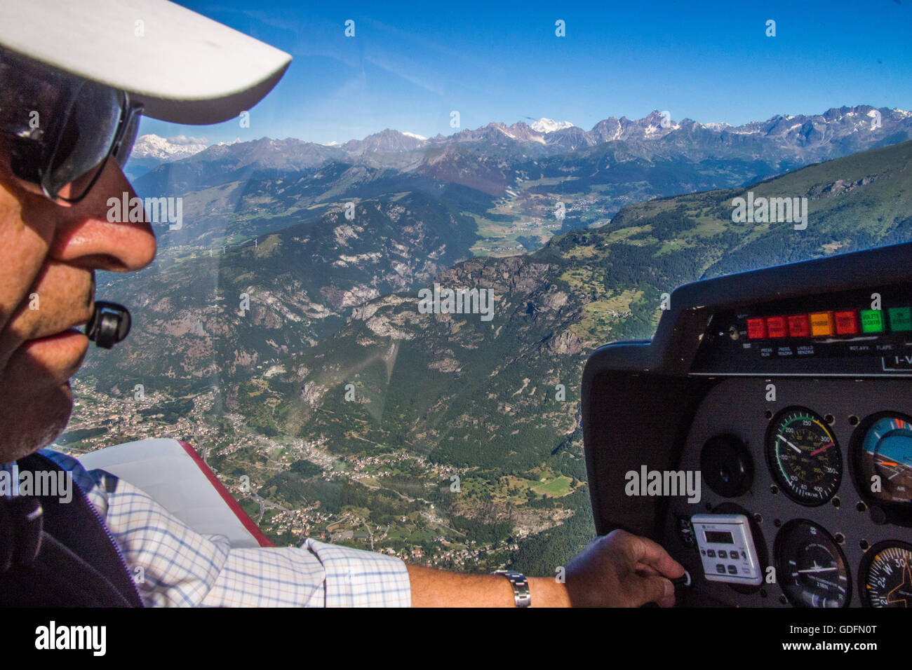 Luce di volo degli aeromobili in Valle d'Aosta, Italia. Foto Stock