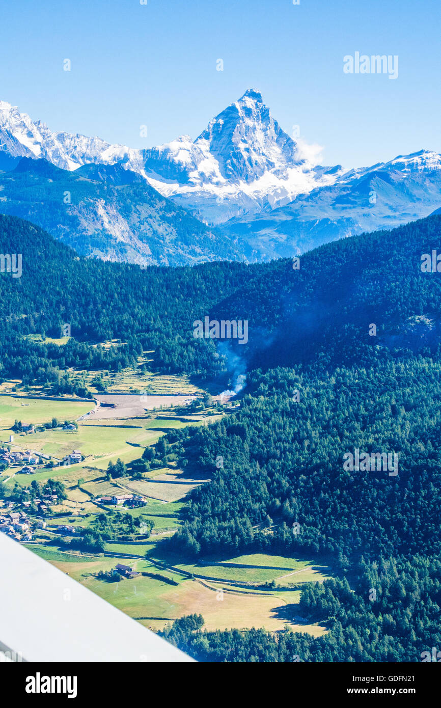 La Valle d'Aosta vista da un aereo leggero e il Cervino montagna alias il Cervino in Svizzera, Italia. Foto Stock