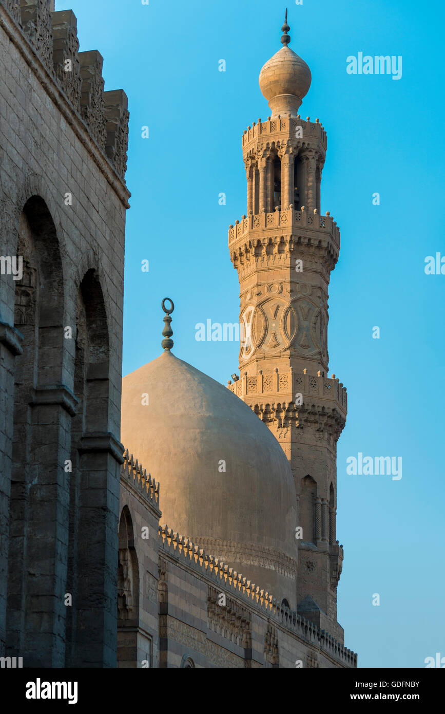 La Moschea egiziana cupola e minareto oltre il cielo blu Foto Stock