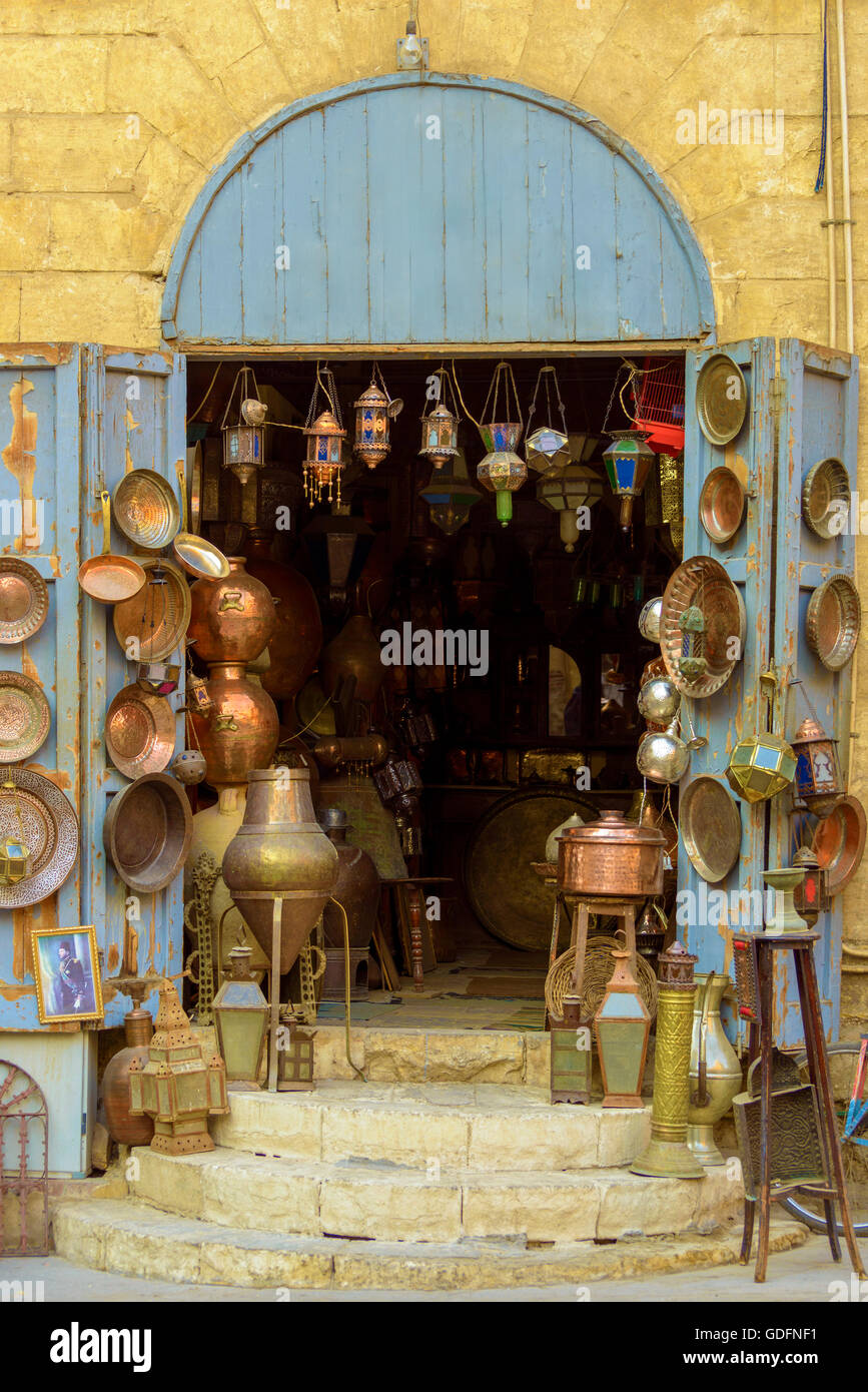 Egyptian bazar locale negozio di vendita fatti a mano lavori in metallo Foto Stock