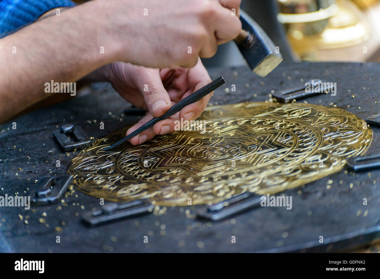 Due Mani di artigiano incisione Piastra in ottone capolavoro Foto Stock