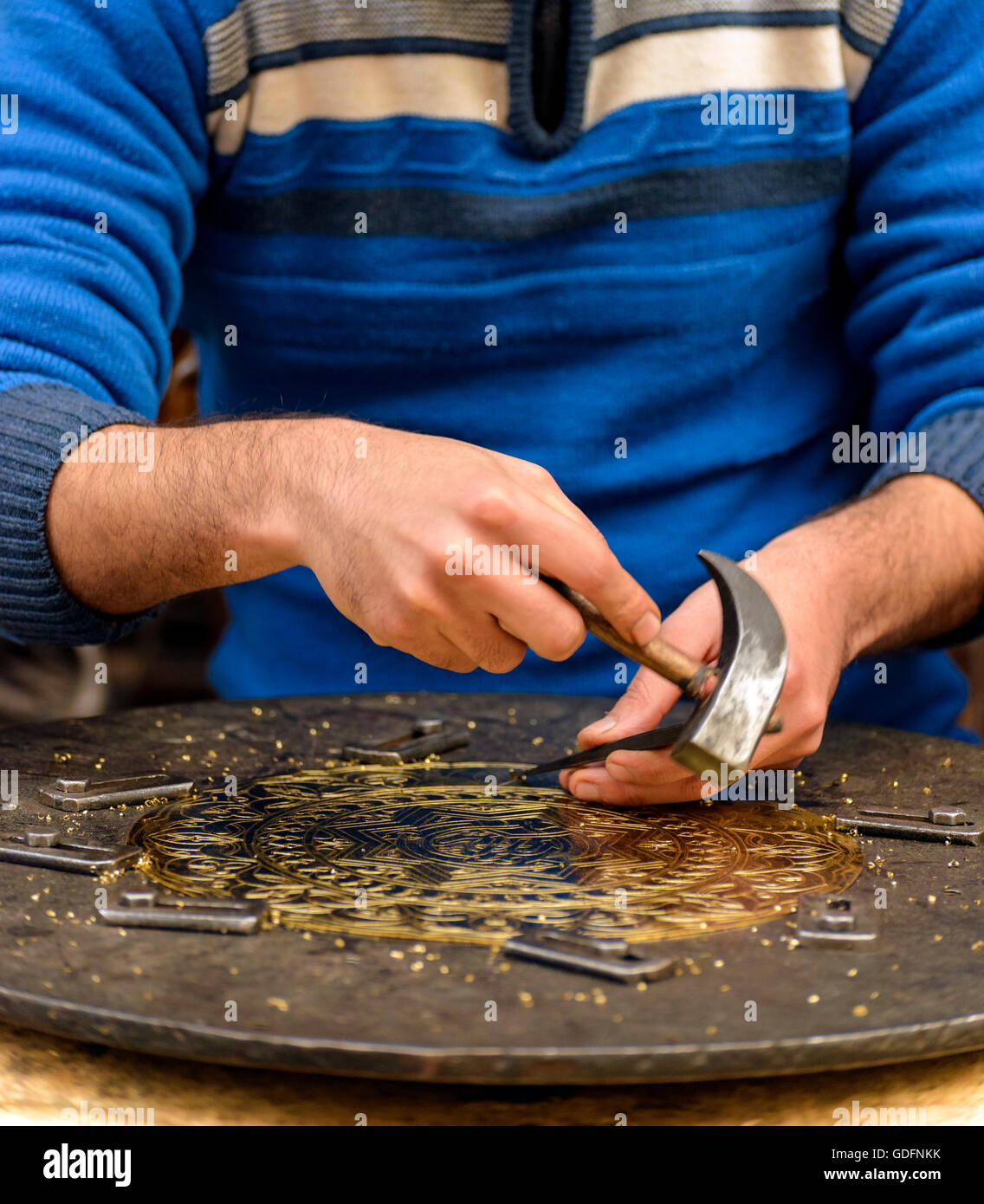 Due Mani di artigiano incisione decorativa Piastra in ottone Foto Stock