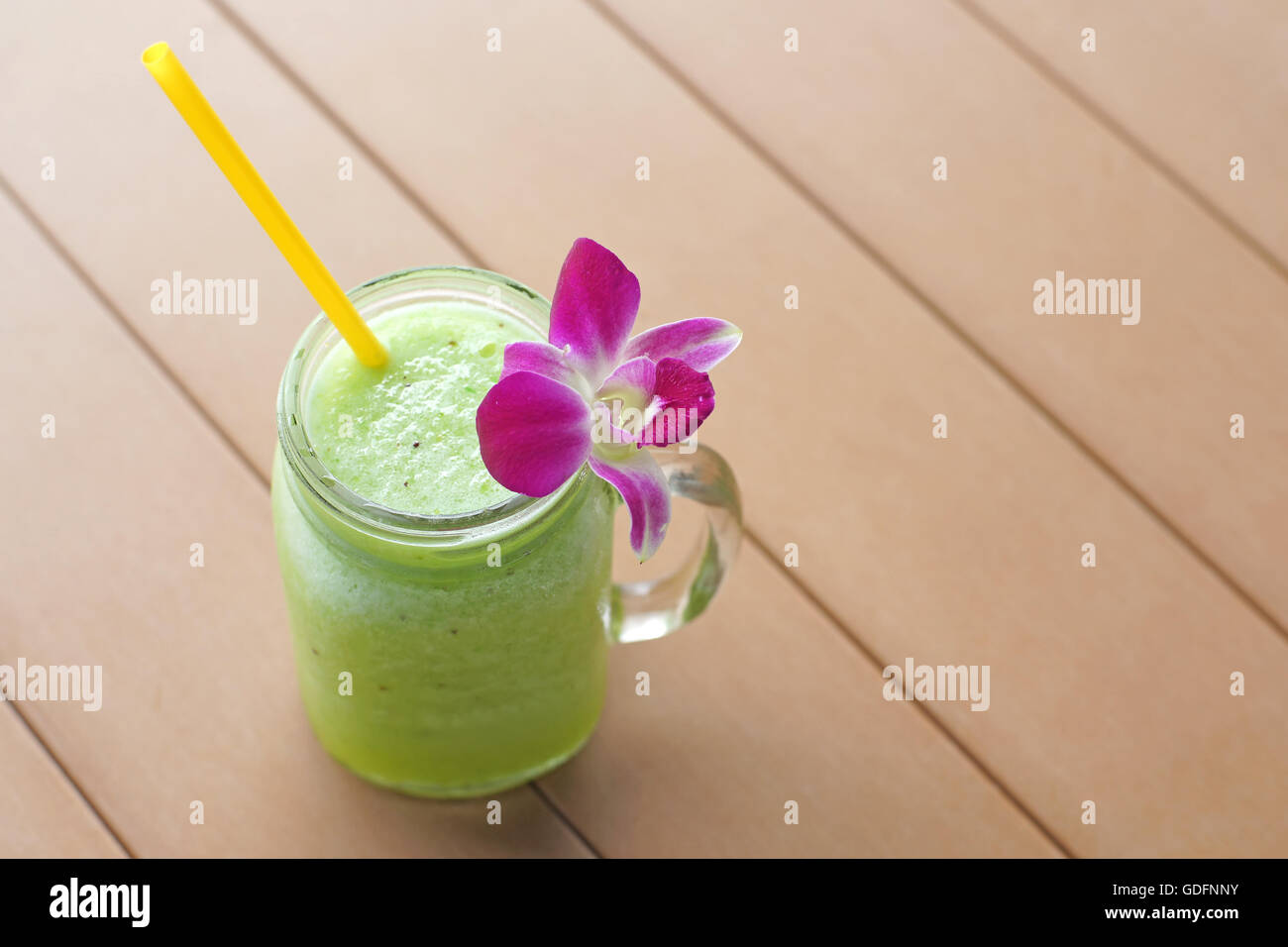 Dolce Frullato di kiwi decorata con orchidee sul tavolo Foto Stock