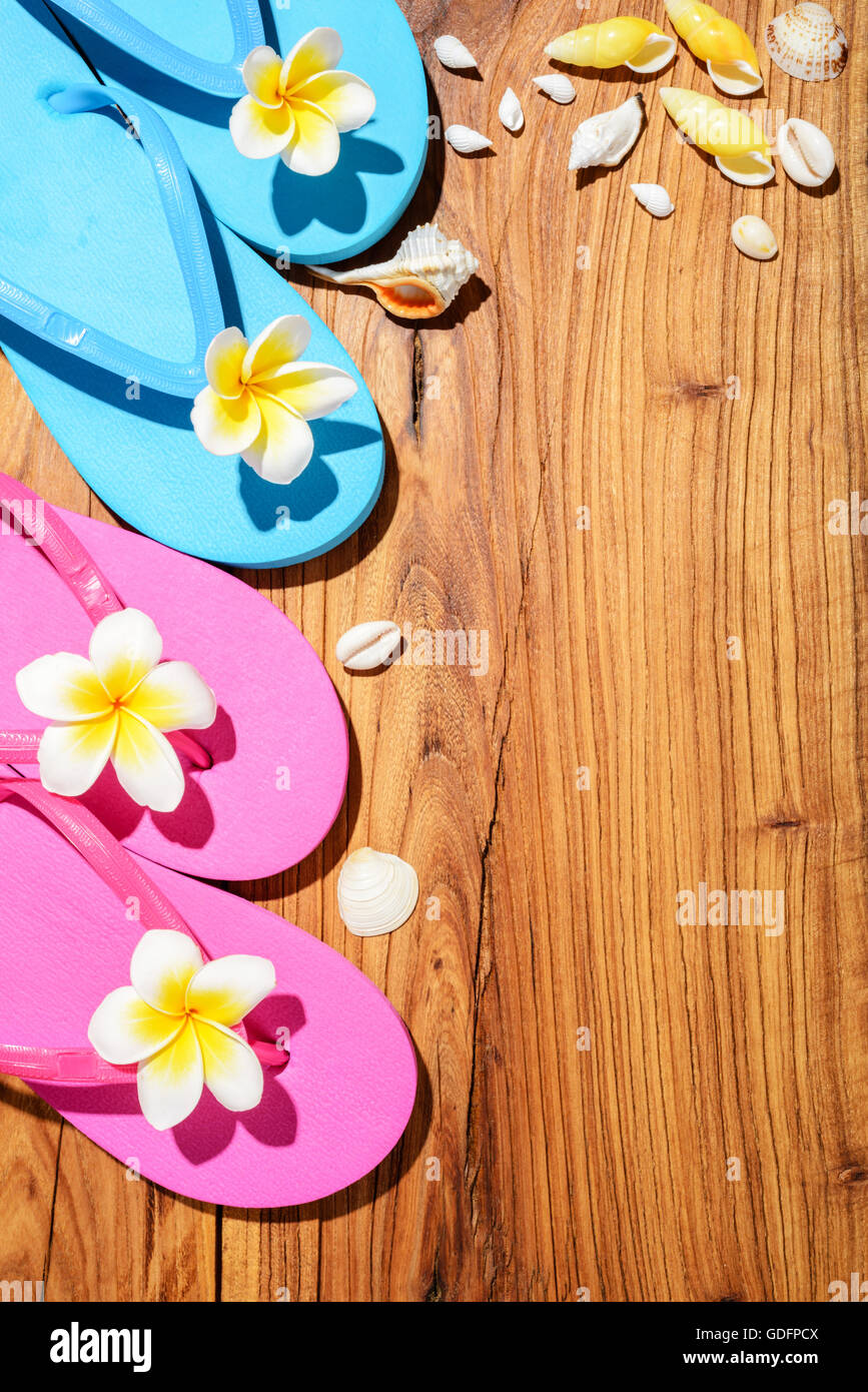 Colorato flip-flop sulla tavola di legno Foto Stock