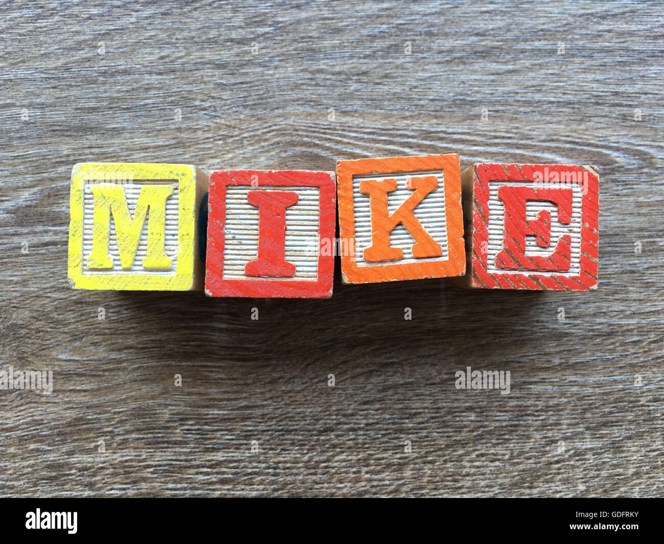 Mike nome scritto con il blocchetto di legno lettera dei giocattoli Foto Stock