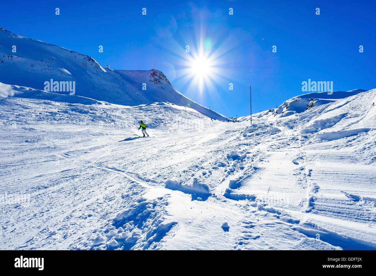 La gente lo sci e lo snowboard in Deux Alpes ski ressort, alpi, Francia Foto Stock