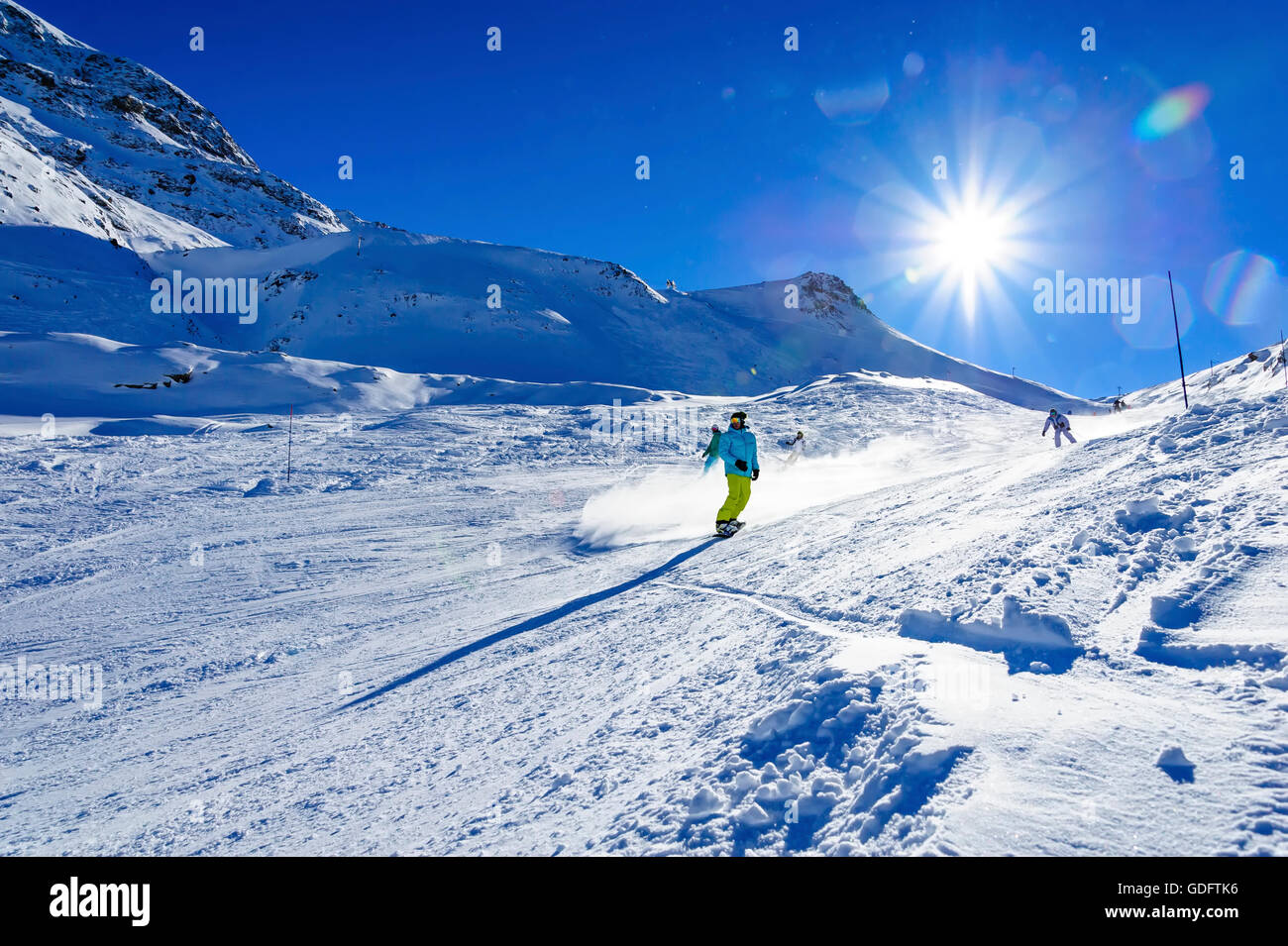 La gente lo sci e lo snowboard in Deux Alpes ski ressort, alpi, Francia Foto Stock
