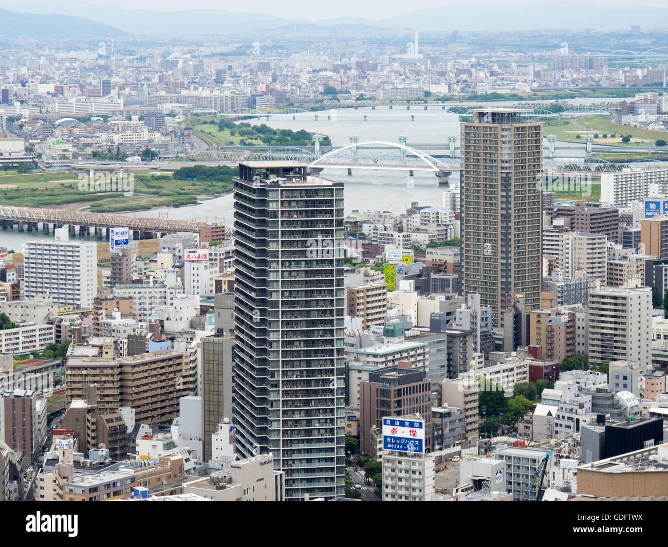 Vista panoramica sullo skyline di Kita Ward, Osaka in un nord-est direzione dal tetto di Umeda Sky Building. Foto Stock