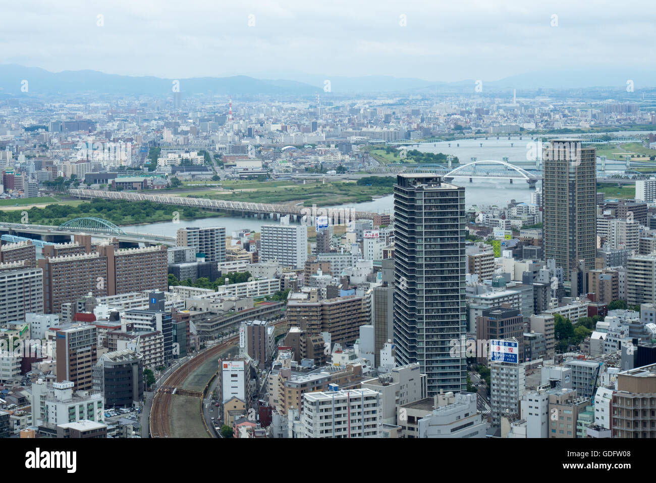 Vista panoramica sullo skyline di Kita Ward, Osaka in un nord-est direzione dal tetto di Umeda Sky Building. Foto Stock