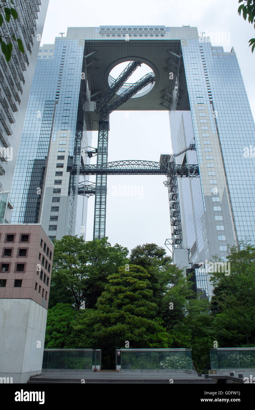Umeda Sky Building, due 40-storia torri che si collegano a loro due storie più in alto, situato nel centro di Osaka. Foto Stock