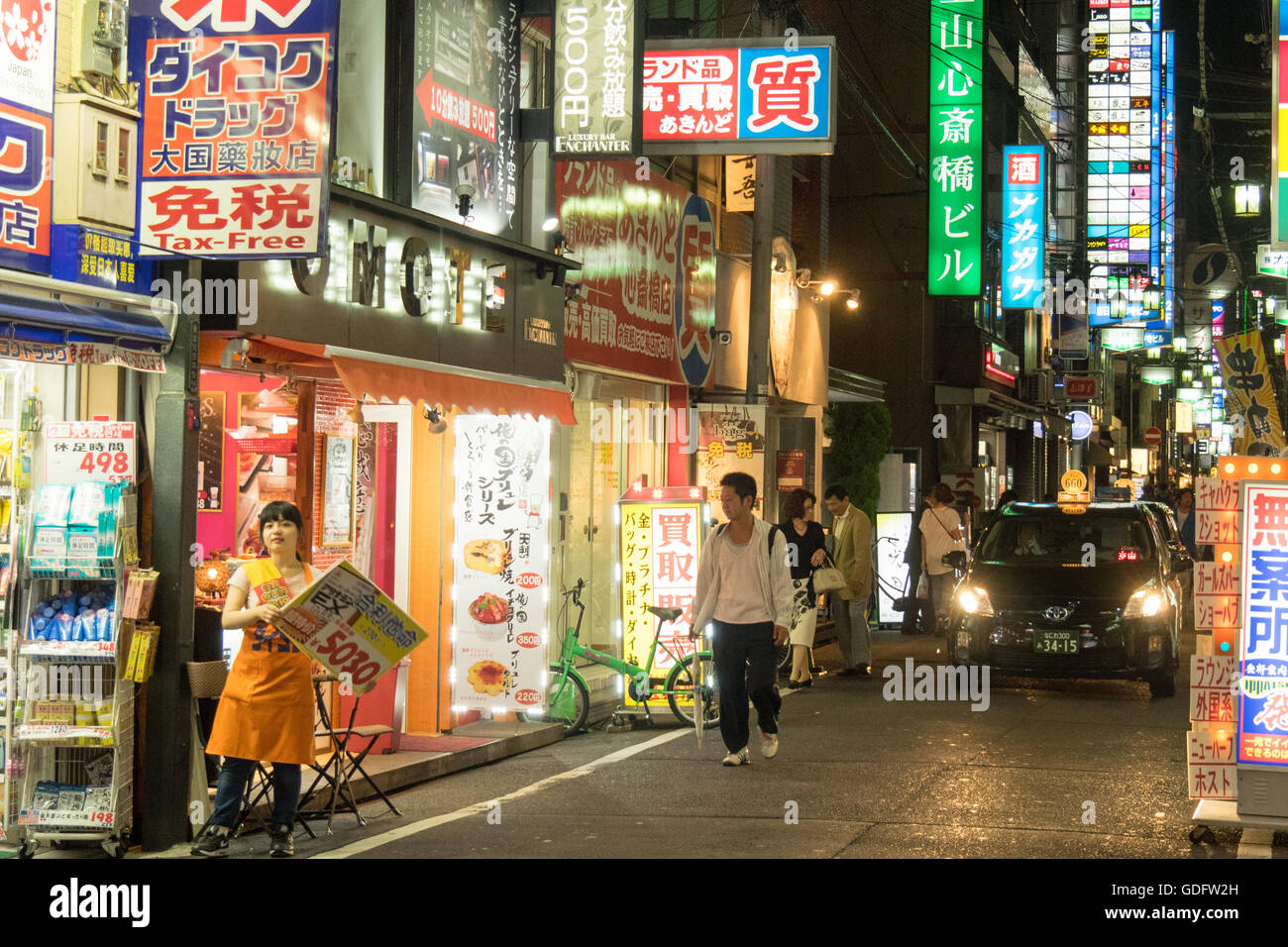 Luci di una stradina nel quartiere dei divertimenti di Osaka. Foto Stock