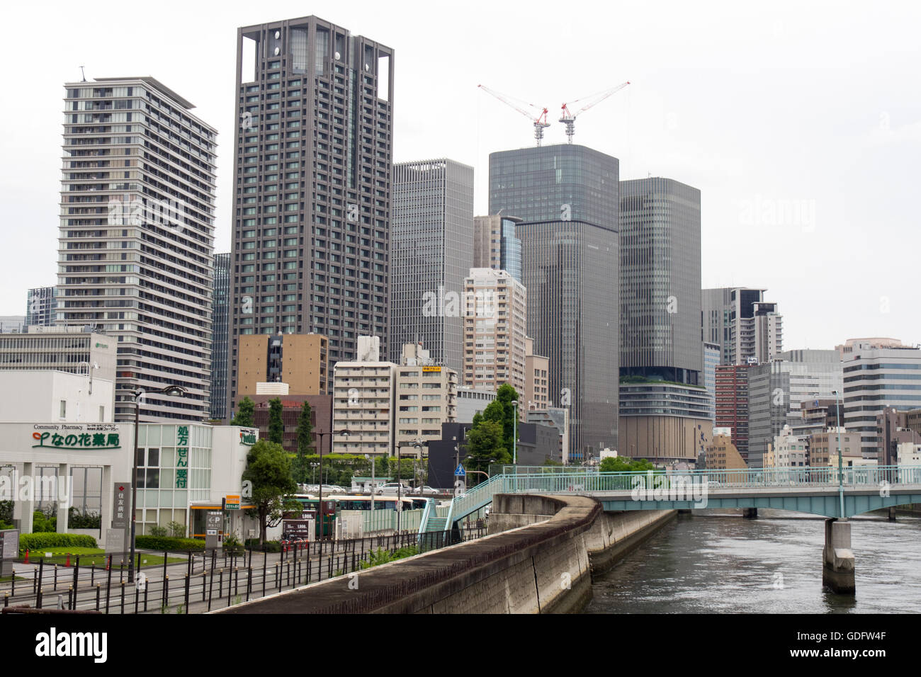 Skyline di Osaka a cavallo del fiume Tosabori. Foto Stock