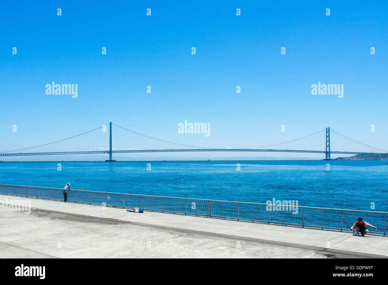 Il Akashi Kaikyō ponte di collegamento Kobe sull isola di Honshu a Iwaya su Awaji Island. Foto Stock