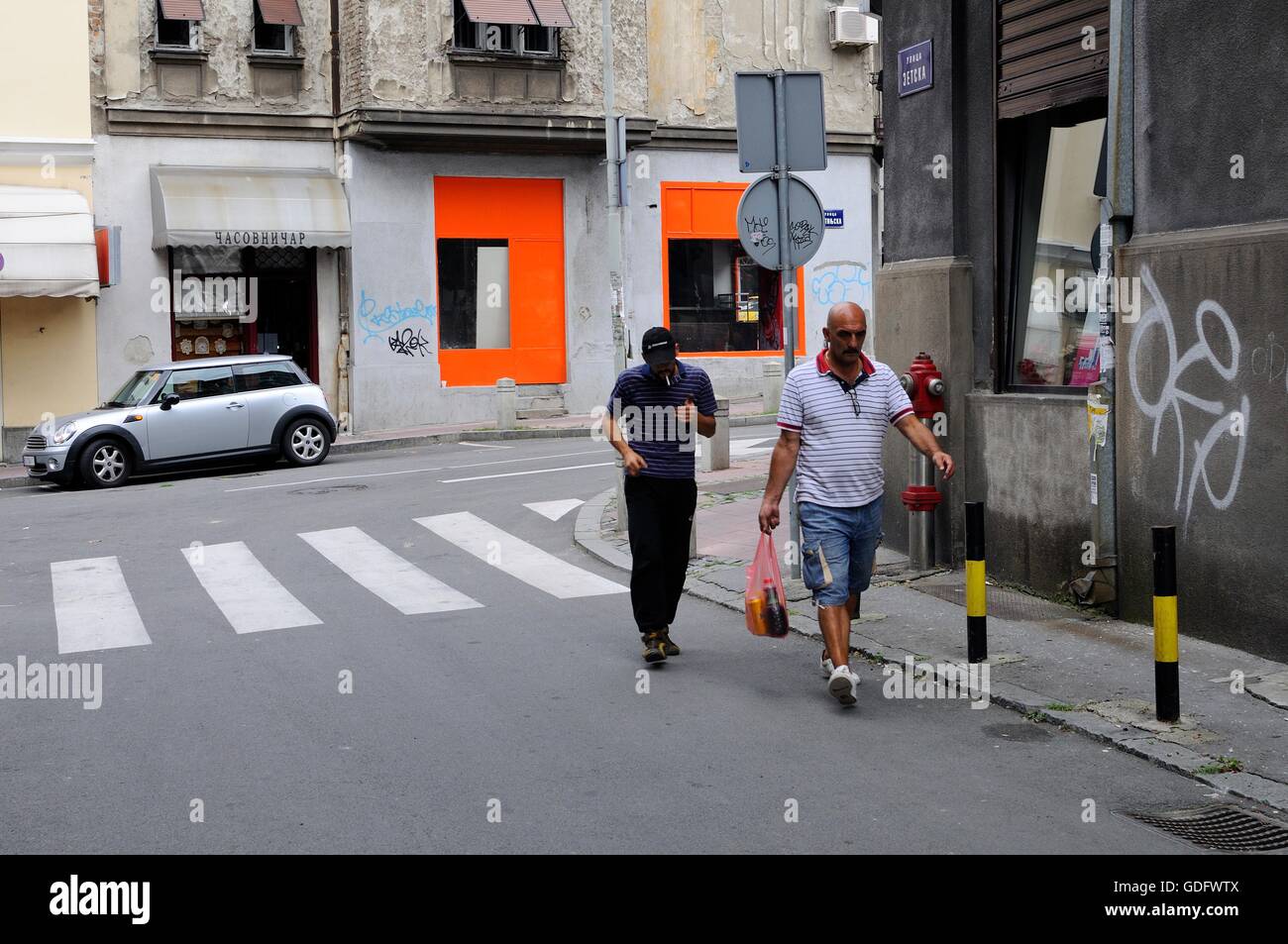 Due uomini a piedi dalla strada di Belgrado Foto Stock