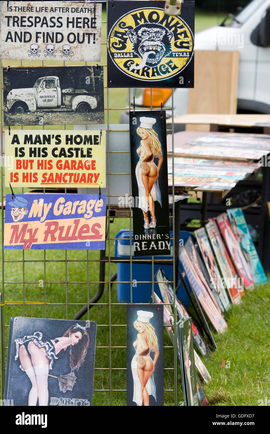 Appendere le placche di metallo con le citazioni e proverbi sul Foto Stock