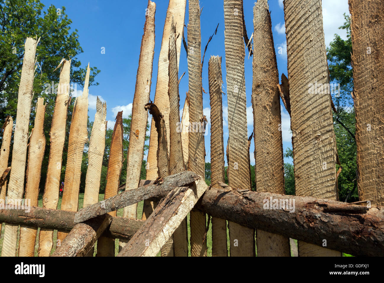 Staccionata in legno e cielo blu in background Foto Stock