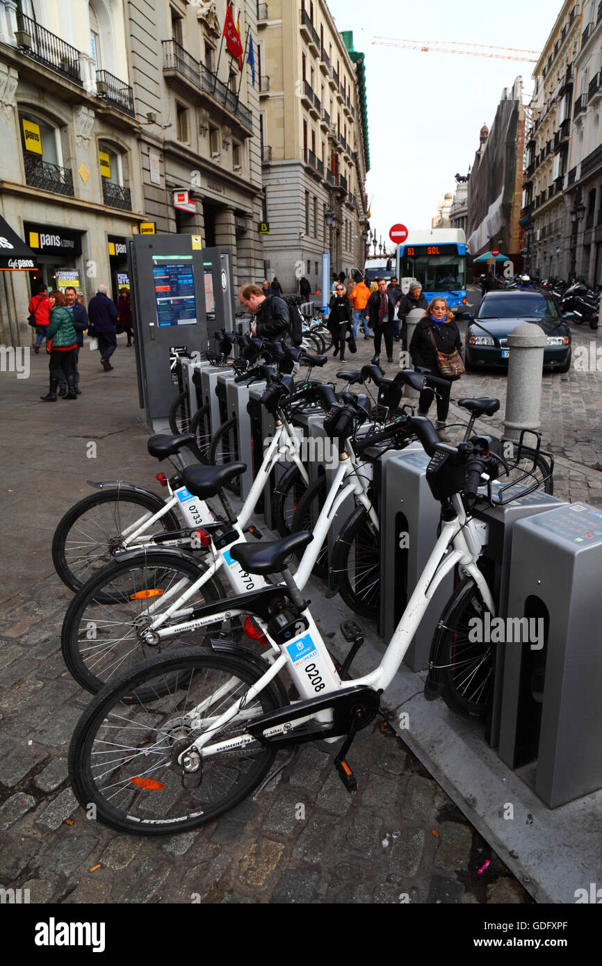 BiciMAD biciclette elettriche per affitto al pubblico in corrispondenza di una stazione di aggancio sulla Plaza Puerta del Sol di Madrid, Spagna Foto Stock