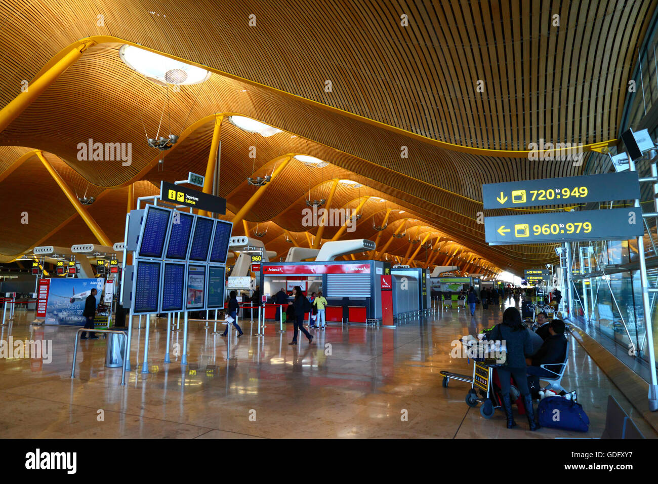 Avianca banchi check-in e partenze information board nel terminale 4, Adolfo Suárez Madrid-barajas Airport, Madrid, Spagna Foto Stock