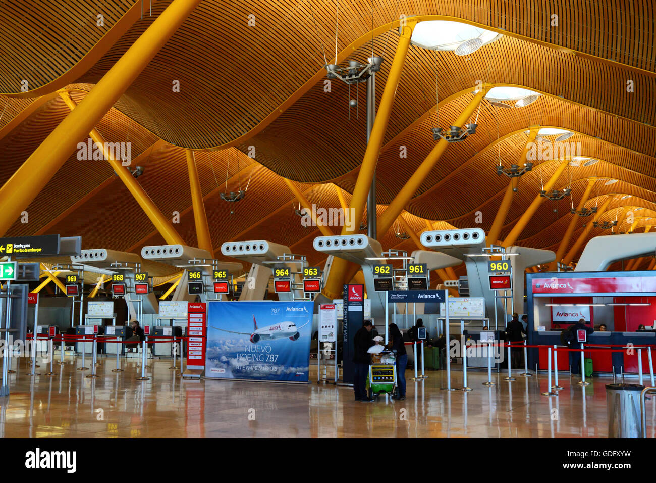 Avianca banchi check-in e il poster per il nuovo Boeing 787 aereo nel terminale 4, Adolfo Suárez Madrid-barajas Airport, Madrid, Spagna Foto Stock