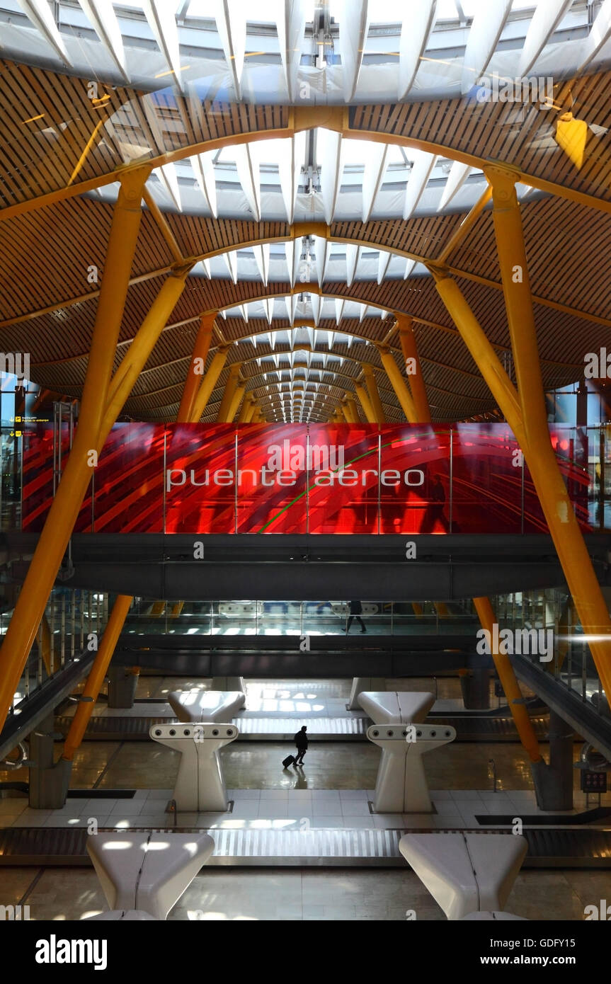 Puente Aeréo / ponte in aria segno a camminare sopra gli arrivi al Terminal 4, Adolfo Suárez Madrid-barajas Airport, Madrid, Spagna Foto Stock