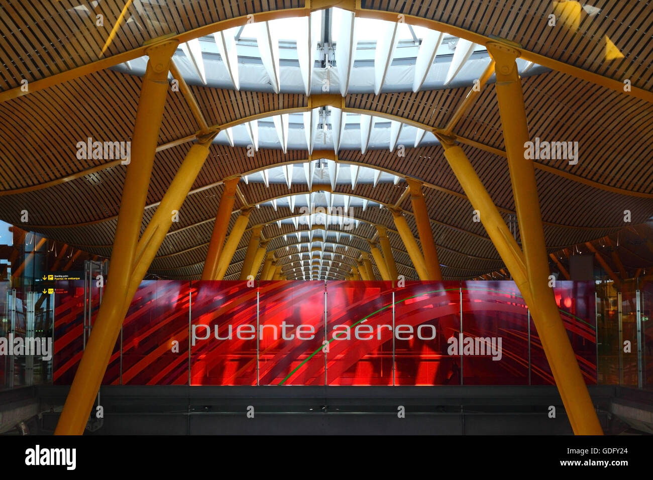 Puente Aeréo / ponte in aria segno a camminare sopra gli arrivi al Terminal 4, Adolfo Suárez Madrid-barajas Airport, Madrid, Spagna Foto Stock