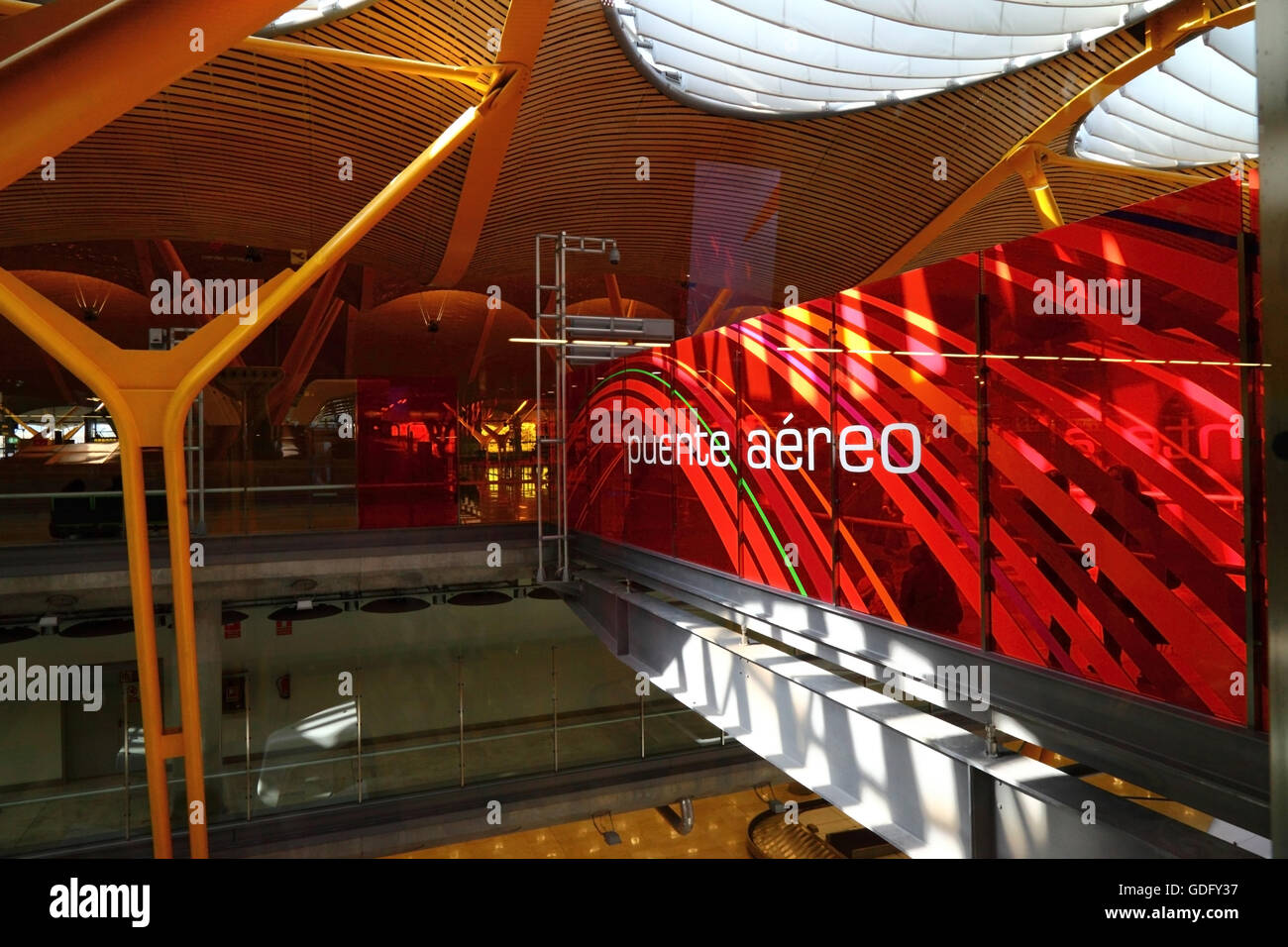 Puente Aeréo / ponte in aria segno a camminare sopra gli arrivi al Terminal 4, Adolfo Suárez Madrid-barajas Airport, Madrid, Spagna Foto Stock