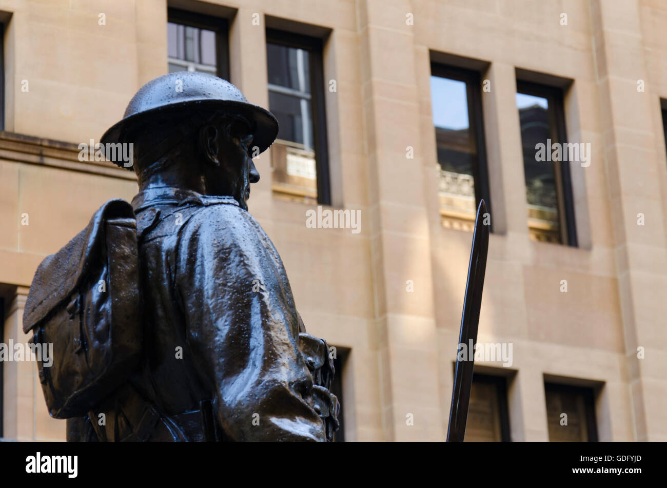 Le statue di bronzo si ergono alte a Martin Place, Sydney, Australia, come parte del Cenotaph che commemora la prima guerra mondiale Foto Stock