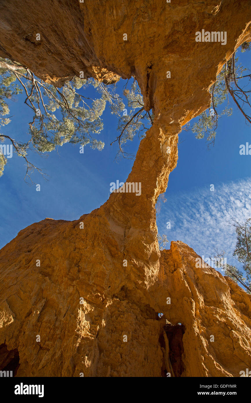 Vista insolita dal di sotto alto rosso naturale arco in pietra con il profondo blu del cielo visibile sopra di formazione unico creato da erosione Foto Stock
