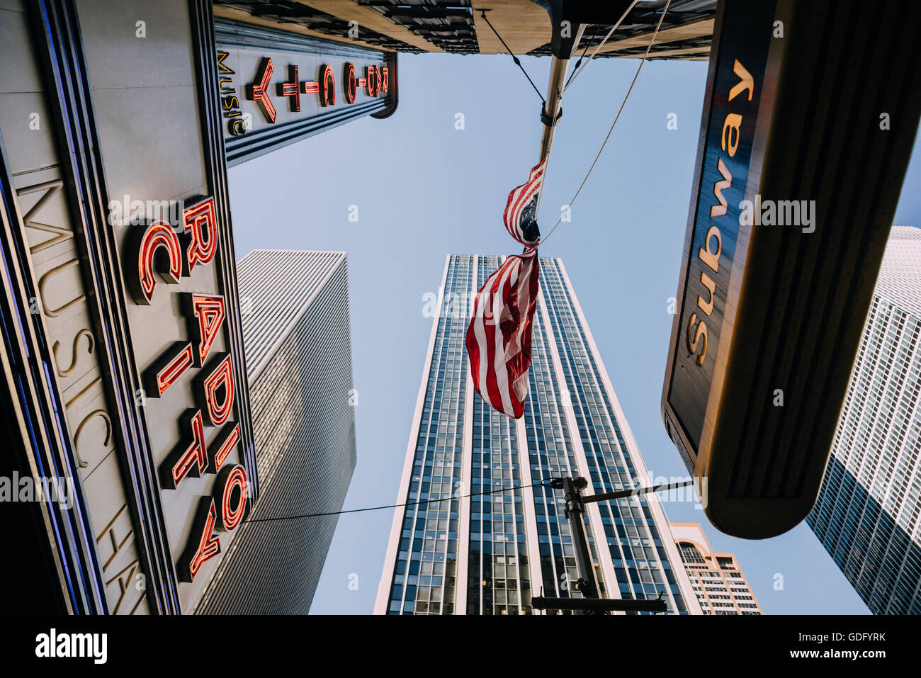 Uscita della metropolitana sulla 6th Avenue e la 50th Street, il muggito il Radio City Music Hall ingresso Foto Stock