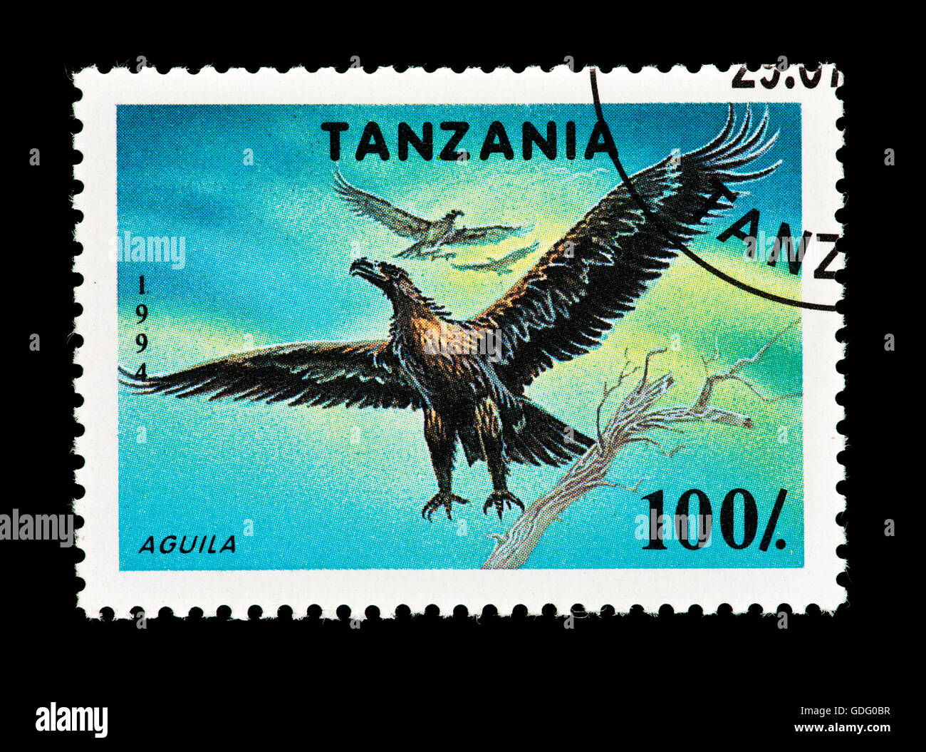 Francobollo dalla Tanzania raffigurante un'aquila. Foto Stock