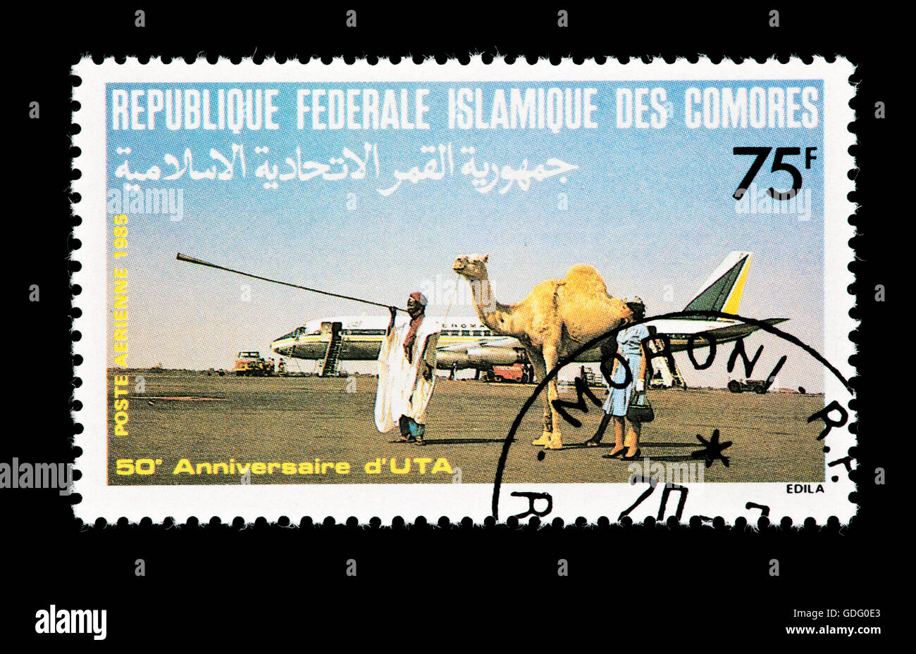 Francobollo dalle Isole Comoro raffigurante un cammello conducente e un DC-8 aereo. Foto Stock