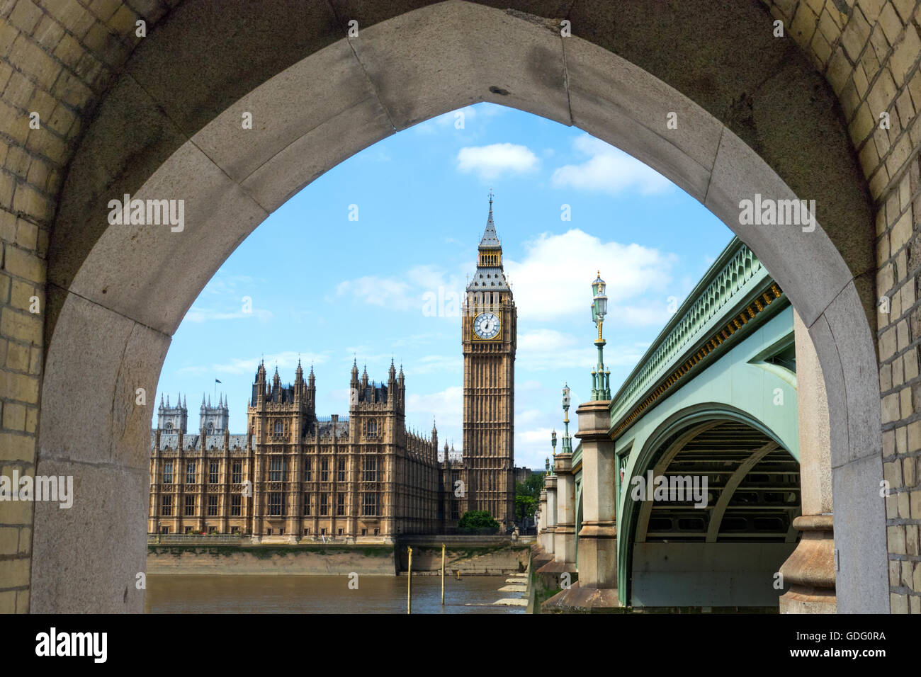 Westminster e Big Ben oltre il fiume Tamigi Foto Stock