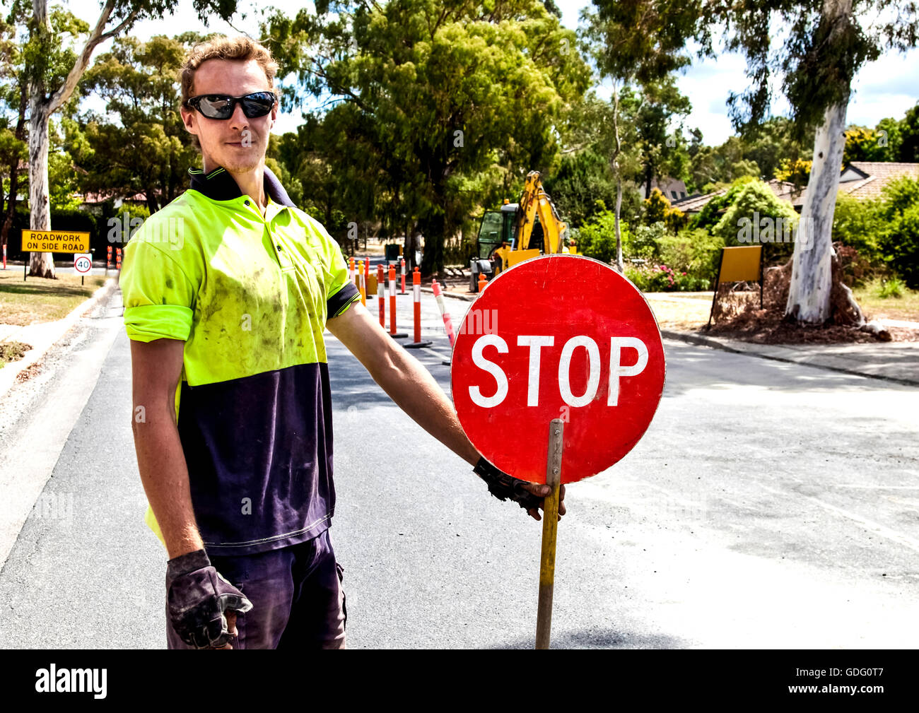 Roadworker controlla il flusso del traffico Foto Stock