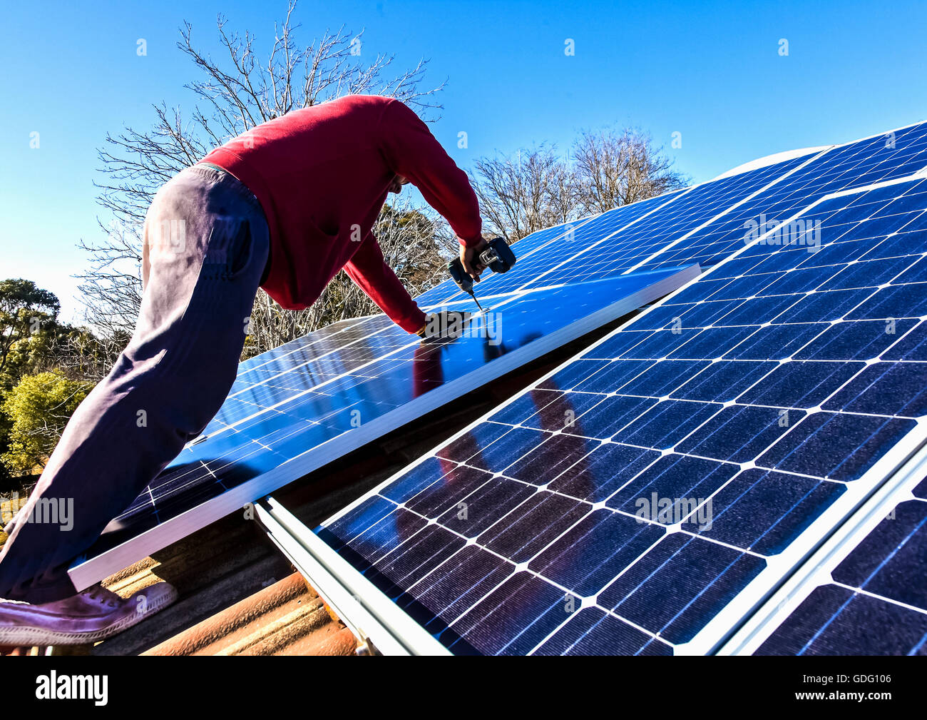 Montaggio di pannelli solari sul tetto di casa Foto Stock