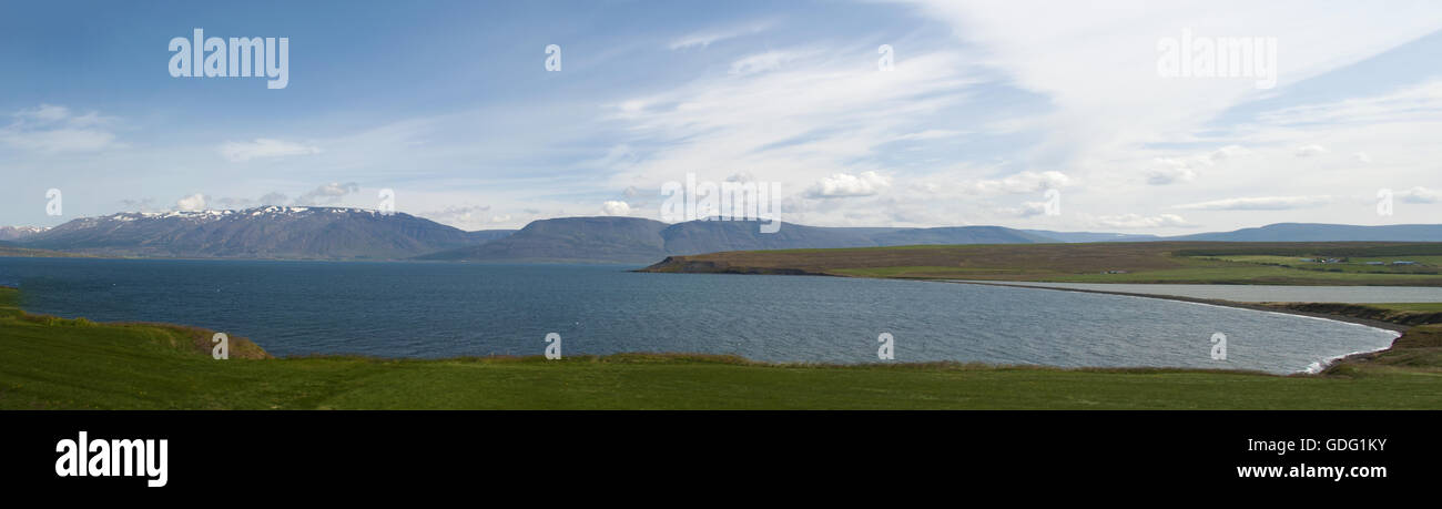 L'Islanda, Europa: vista del paesaggio islandese con il lago, le montagne e le nuvole vicino il lungo fiordo di Akureyri, una riserva naturale ricca di fauna Foto Stock