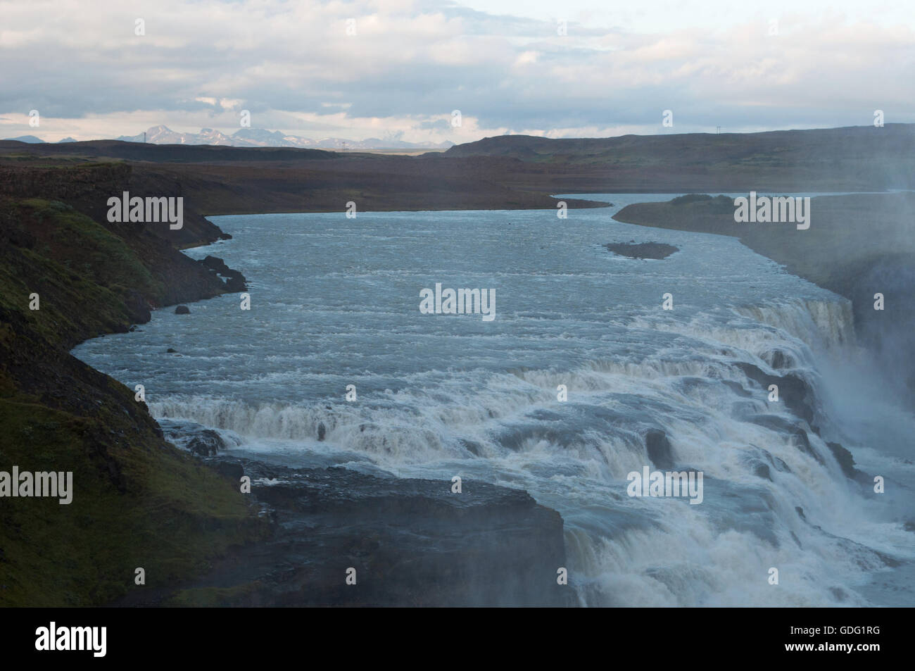 Islanda: il fiume Hvíta che fluisce nella cascata di Gullfoss, il Golden caduta, una delle più popolari attrazioni turistiche Foto Stock