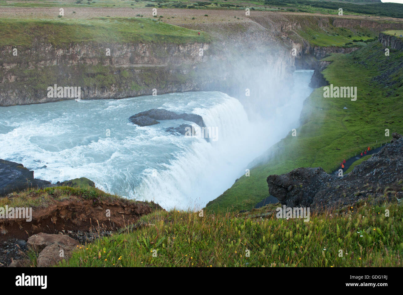 Islanda: Gullfoss dopo la mezzanotte del tramonto. Chiamato il Golden caduta, è una cascata nel canyon del fiume Hvíta Foto Stock