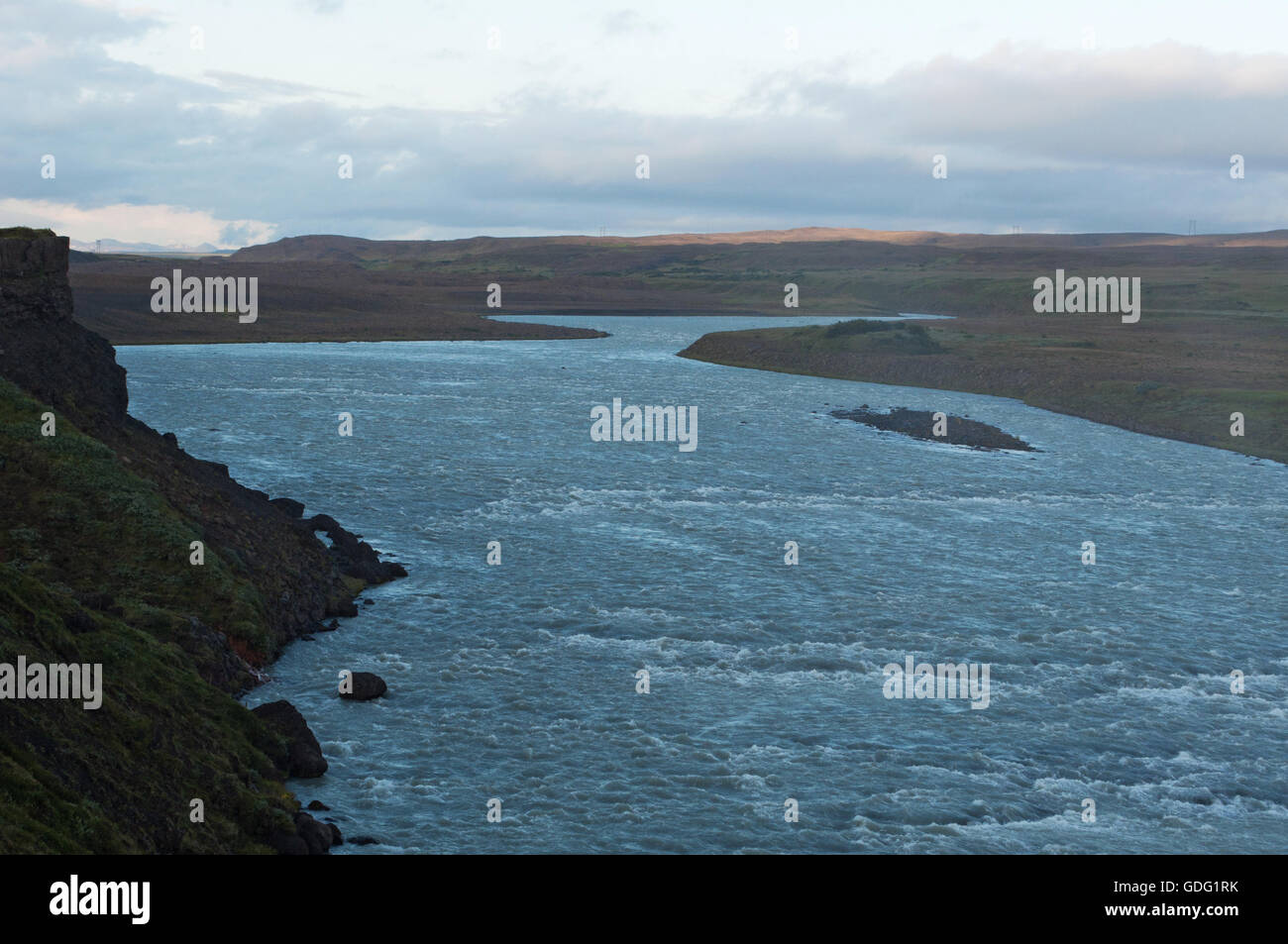 Islanda: il fiume Hvíta che fluisce nella cascata di Gullfoss, il Golden caduta, una delle più popolari attrazioni turistiche Foto Stock