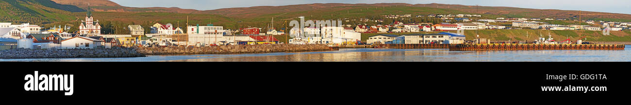 L'Islanda, Europa: lo skyline al tramonto e il porto della città di pescatori di Husavik, un whale watching centro sulla costa nord dell'isola Foto Stock