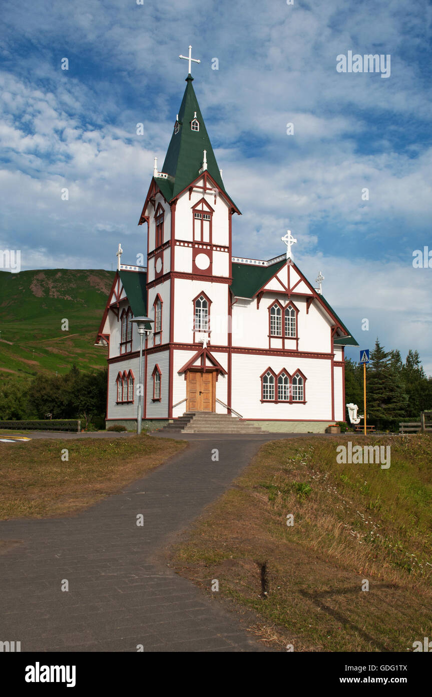 L'Islanda: l'Husavikurkirkja, la chiesa in legno di Husavik, è il simbolo più famoso della città Foto Stock