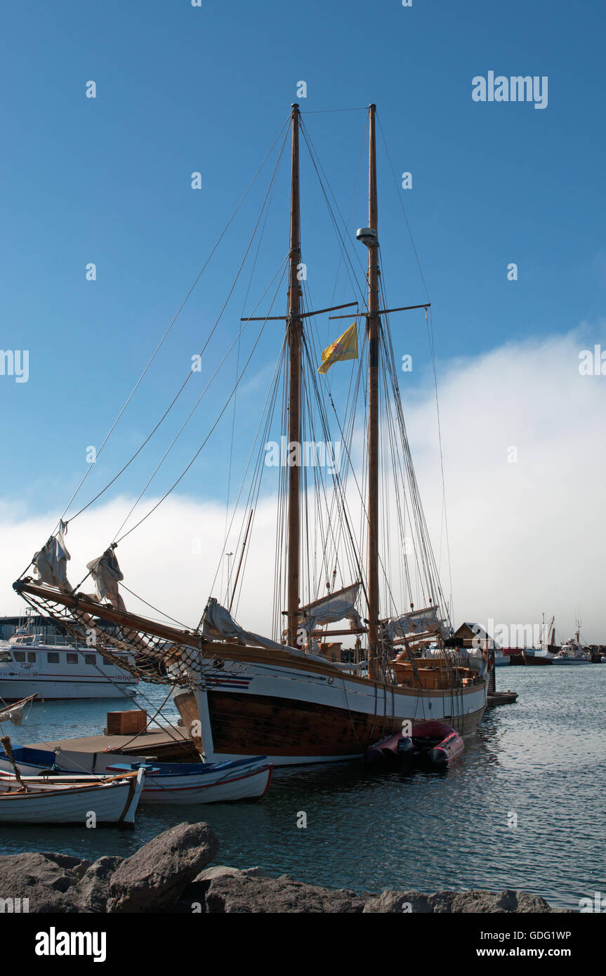 L'Islanda, Nord Europa: una nave a vela nel porto di Husavik, una cittadina di pescatori sulla costa nord dell'isola e un famoso whale watching center Foto Stock