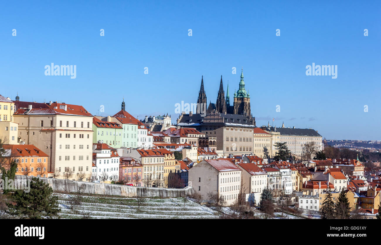 Praga Vista del Castello di Praga, quartiere di Hradcany paesaggio urbano Panoramica delle case paesaggio della Cattedrale di Praga, punto di riferimento della residenza Mala strana Praga Repubblica Ceca Foto Stock