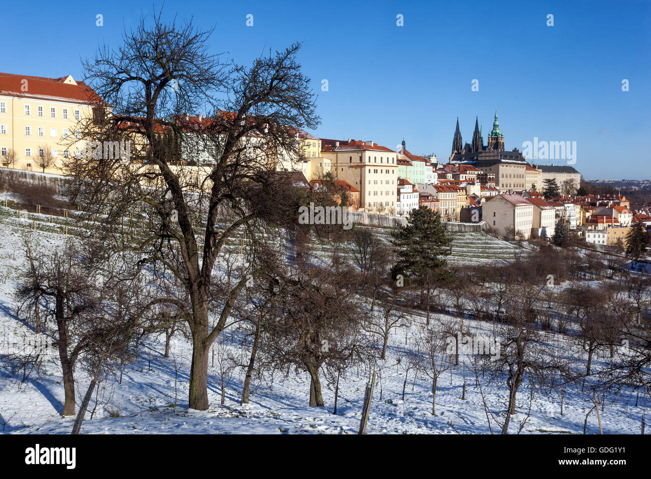 Vista panoramica del Castello di Praga dalla collina di Petrin, neve invernale di Praga Foto Stock