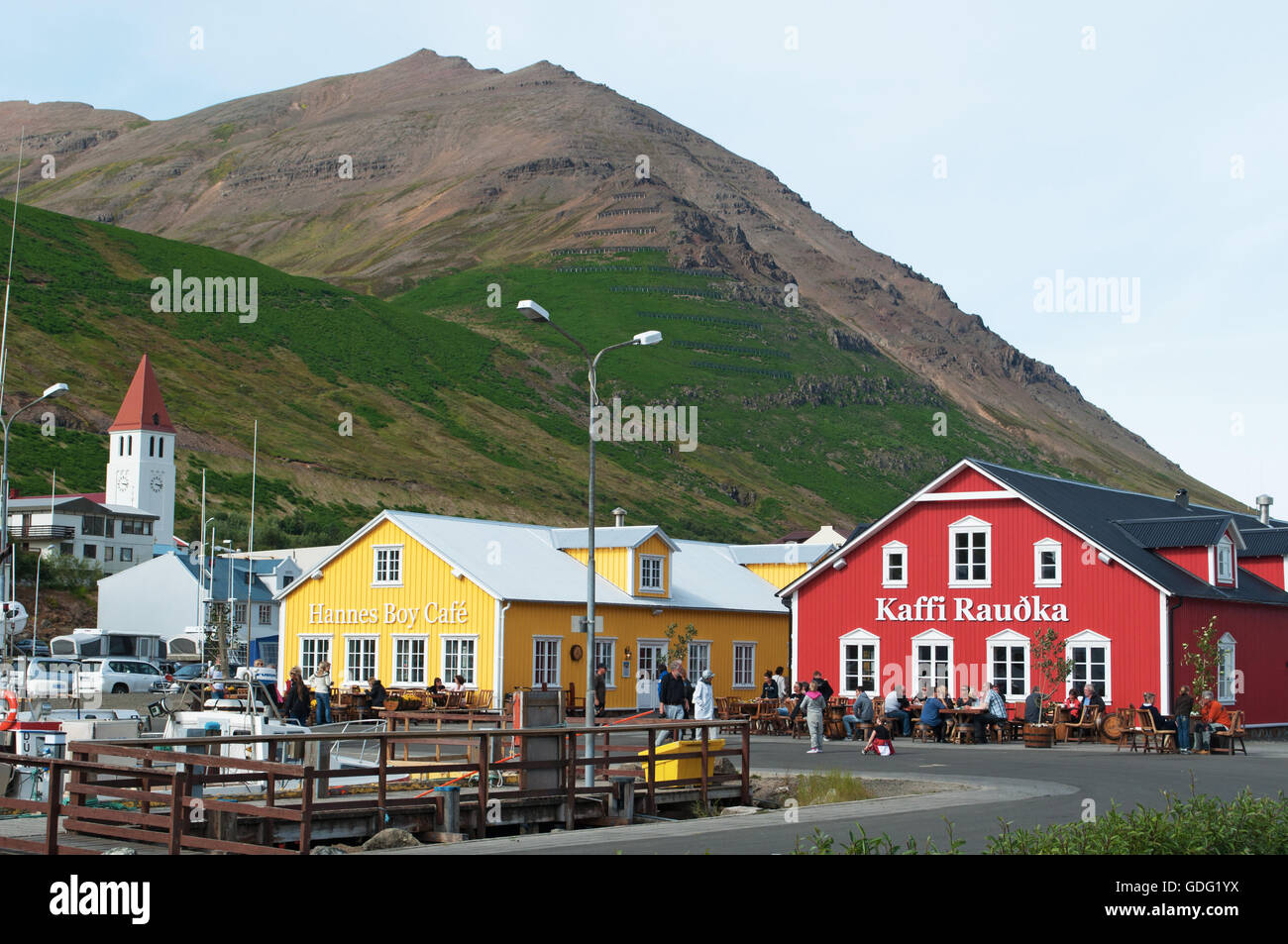 Islanda: bar e coffee shop nel centro di Siglufjörður Affitto, un piccolo paese di pescatori in uno stretto fiordo con lo stesso nome e si trovano sulla costa settentrionale Foto Stock