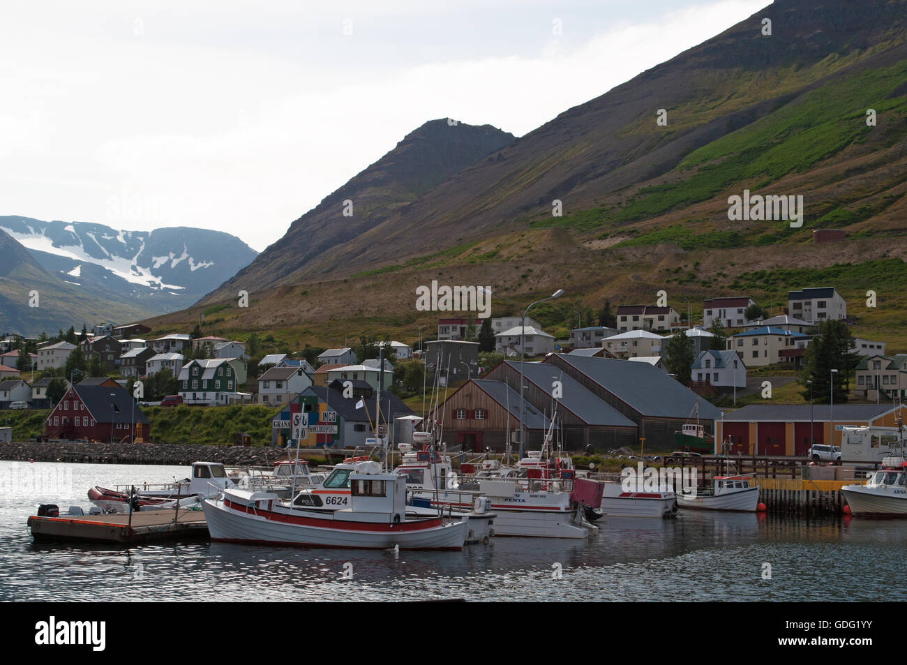 Islanda: navi nel porto di Siglufjörður Affitto, un piccolo paese di pescatori in uno stretto fiordo con lo stesso nome e si trovano sulla costa settentrionale Foto Stock
