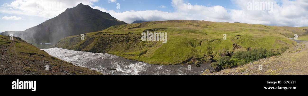 Islanda: vista della caduta superiore della cascata di Skogafoss e il fiume Skoga Foto Stock